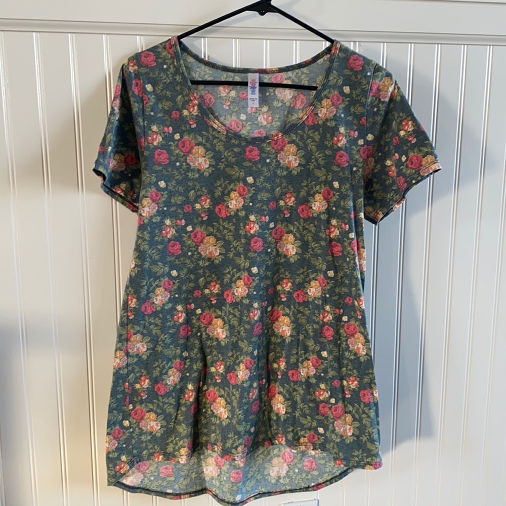 Lularoe shirt roses large